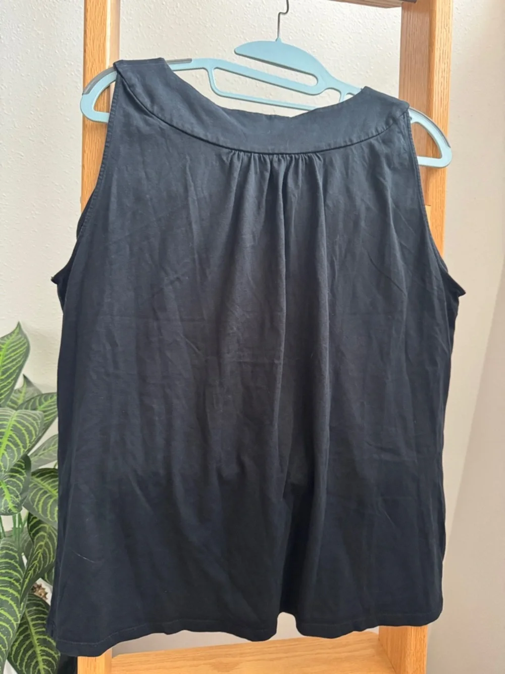 Josephine Chaus Black Sleeveless Studded V-Neck Women's Top - Picture 4 of 4